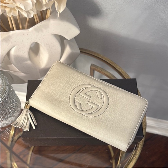 Gucci Cream Leather Wallet with Iconic GG Logo - Picture 2 of 7